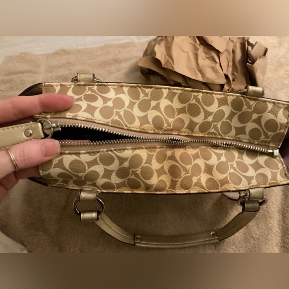 GUC Coach Champagne Gold Signature Stripe Zip-Top Tote - Picture 2 of 13